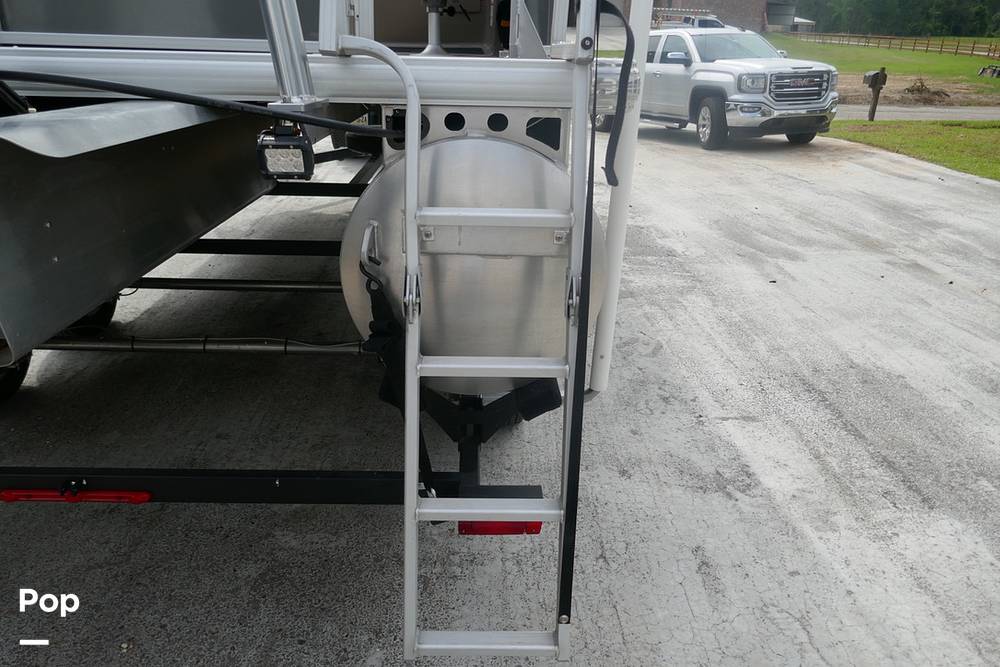 Slide: The Image of Sun Tracker PARTY BARGE 20 DLX 2022 - 15372288