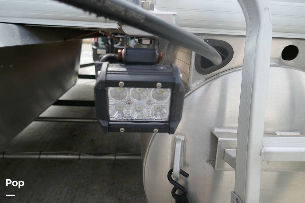 Slide: The Image of Sun Tracker PARTY BARGE 20 DLX 2022 - 15372289