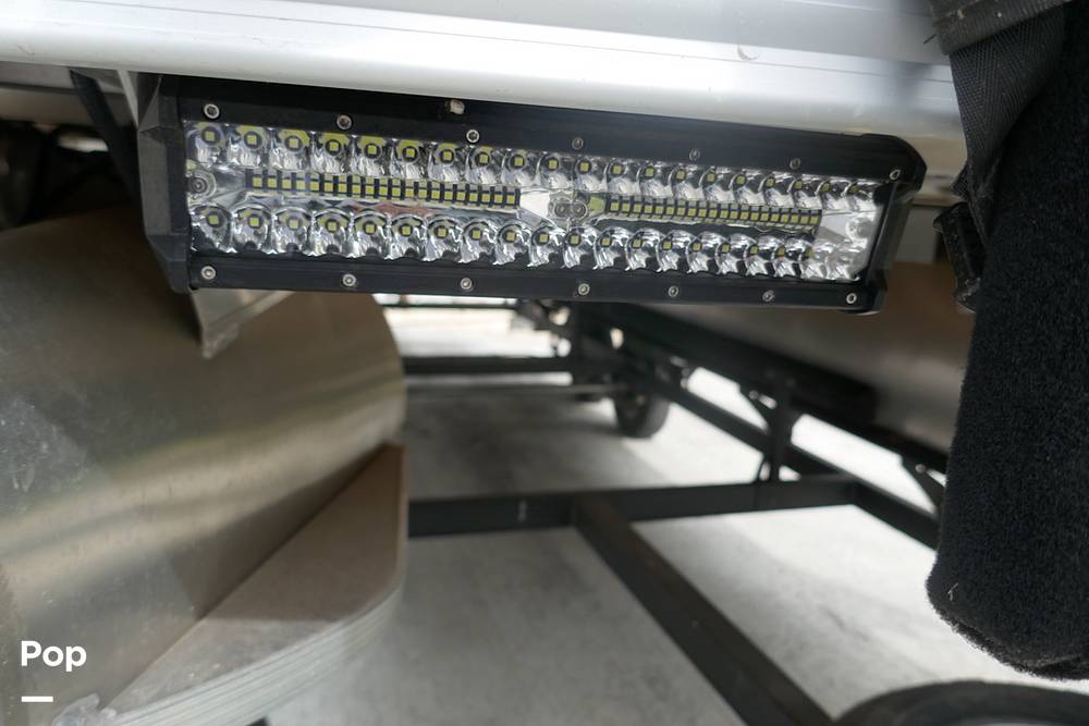 Slide: The Image of Sun Tracker PARTY BARGE 20 DLX 2022 - 15372290