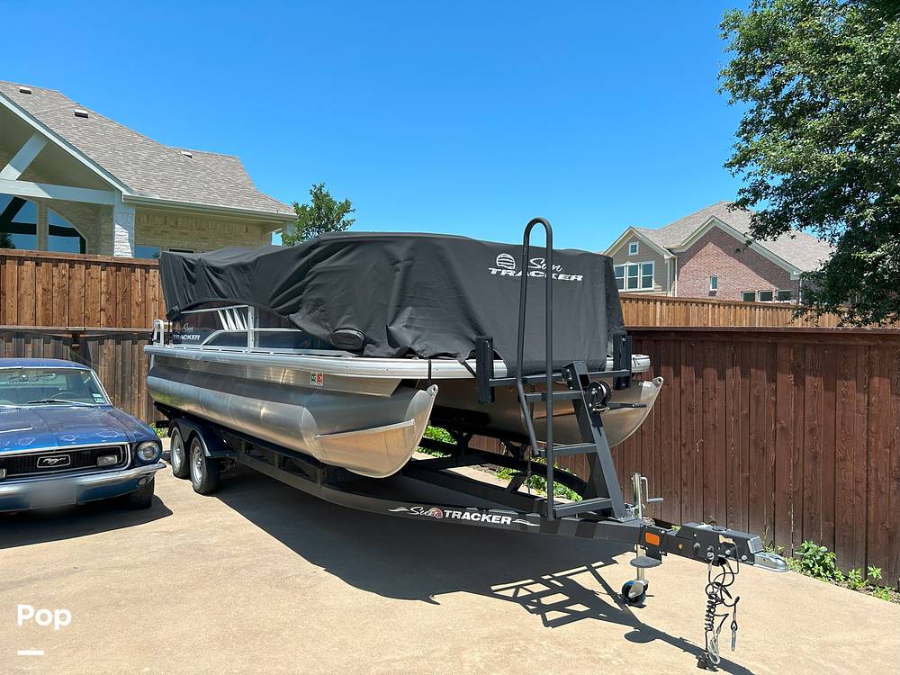 Slide: The Image of Sun Tracker Party Barge 20 DLX 2022 - 27