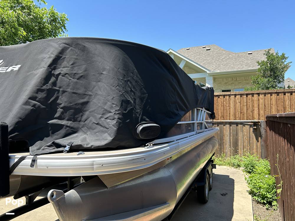 Slide: The Image of Sun Tracker Party Barge 20 DLX 2022 - 29