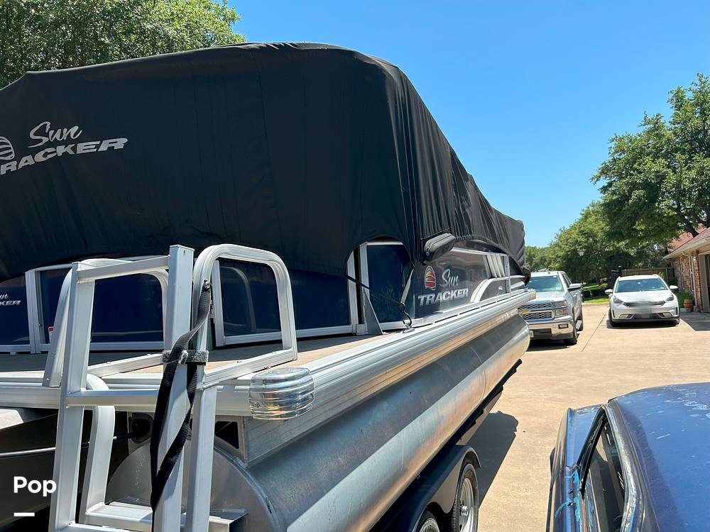 Slide: The Image of Sun Tracker Party Barge 20 DLX 2022 - 32