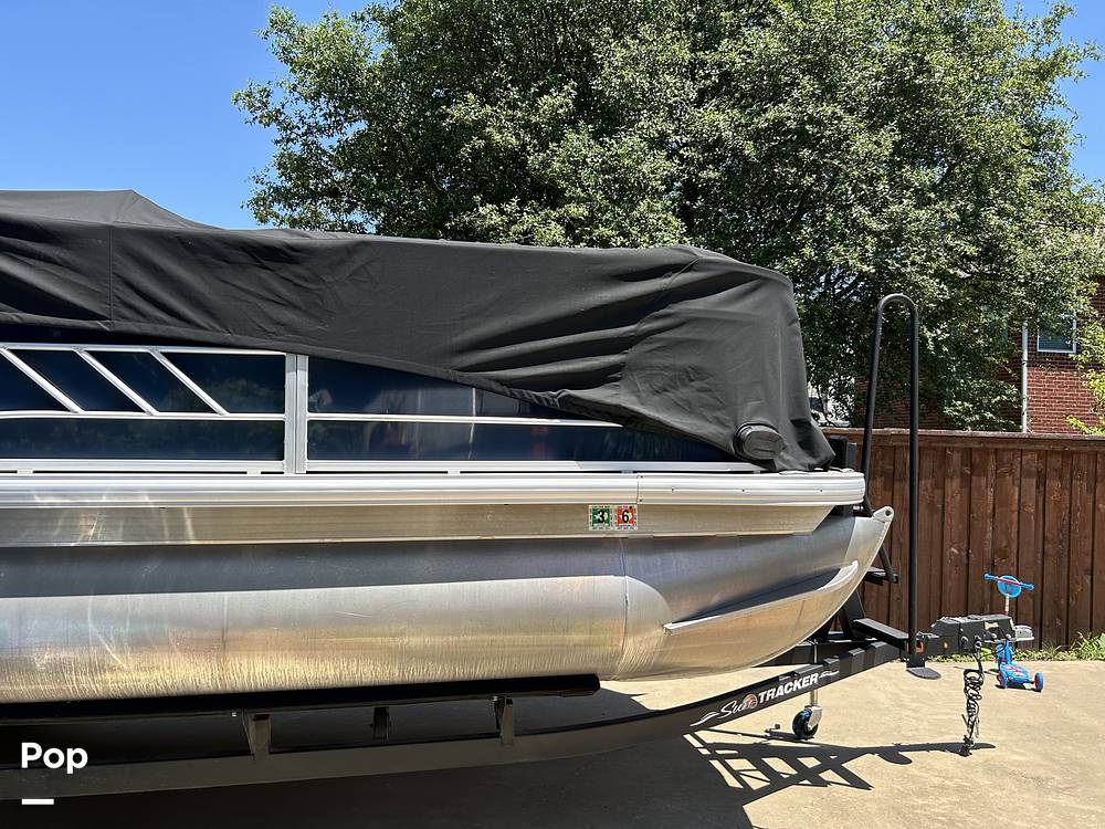 Slide: The Image of Sun Tracker Party Barge 20 DLX 2022 - 33