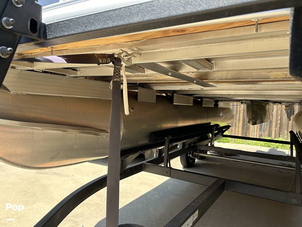 Slide: The Image of Sun Tracker Party Barge 20 DLX 2022 - 40