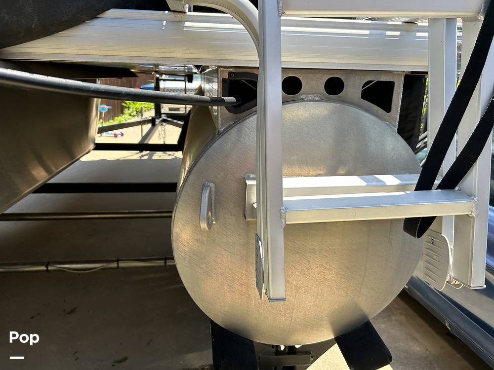 Slide: The Image of Sun Tracker Party Barge 20 DLX 2022 - 58