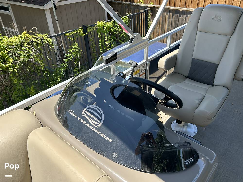 Slide: The Image of Sun Tracker Party Barge 20 DLX 2022 - 75