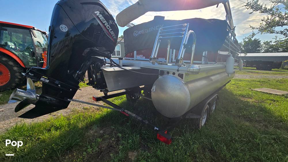 Slide: The Image of Sun Tracker Party Barge 20 DLX 2023 - 13