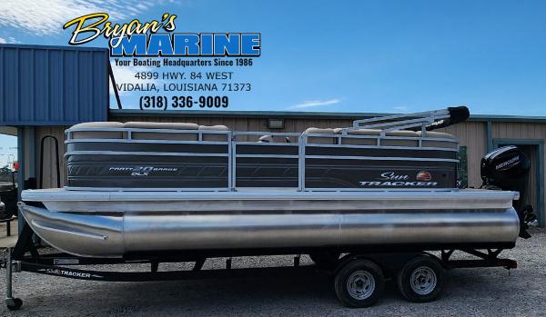 Slide: The Image of 2024 Sun Tracker PARTY BARGE® 20 DLX pontoon boat at Bryan's Marine, Vidalia, Louisiana. - 0