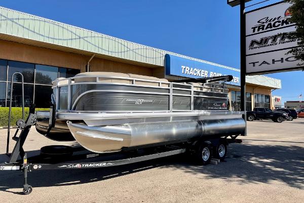Slide: The Image of Sun Tracker Party Barge 20 DLX 2024 - 50