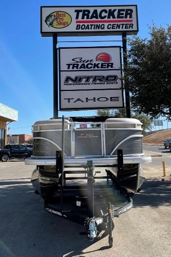 Slide: The Image of Sun Tracker Party Barge 20 DLX 2024 - 51
