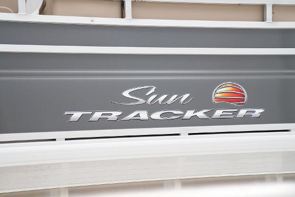 Slide: The Image of Sun Tracker Party Barge 22 DLX 2025 - 18