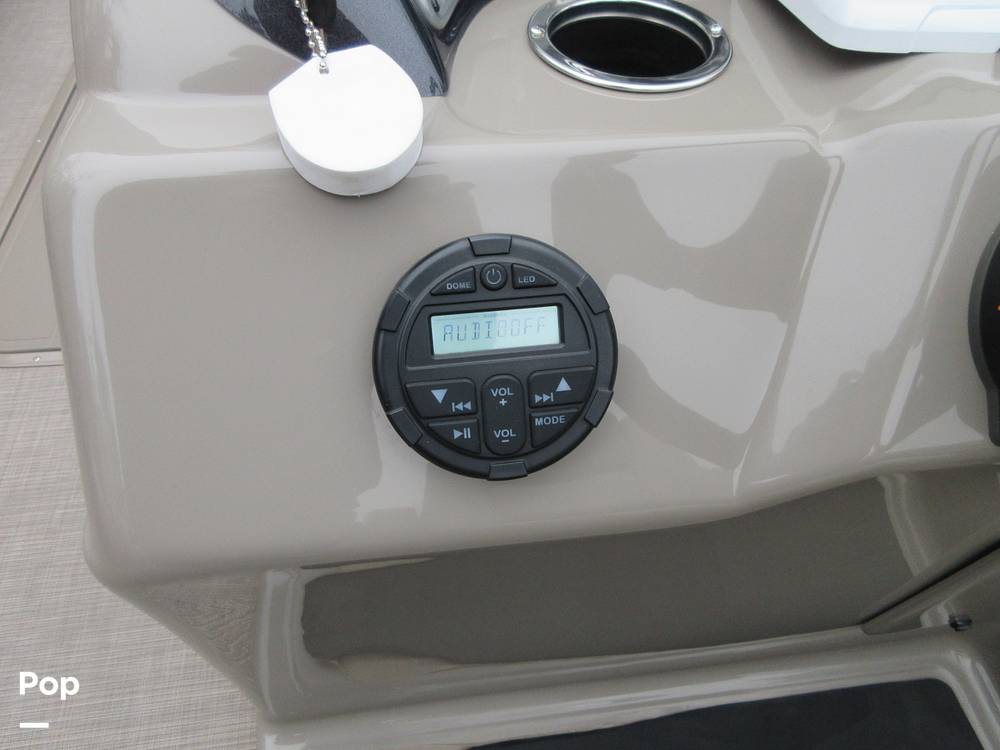 Slide: The Image of Sun Tracker Party Barge 24 DLX XP3 2020 - 14991512