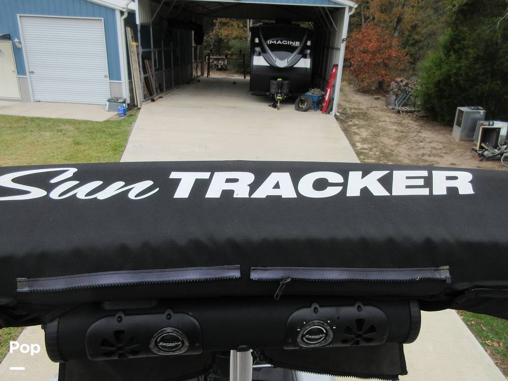 Slide: The Image of Sun Tracker Party Barge 24 DLX XP3 2020 - 14991546