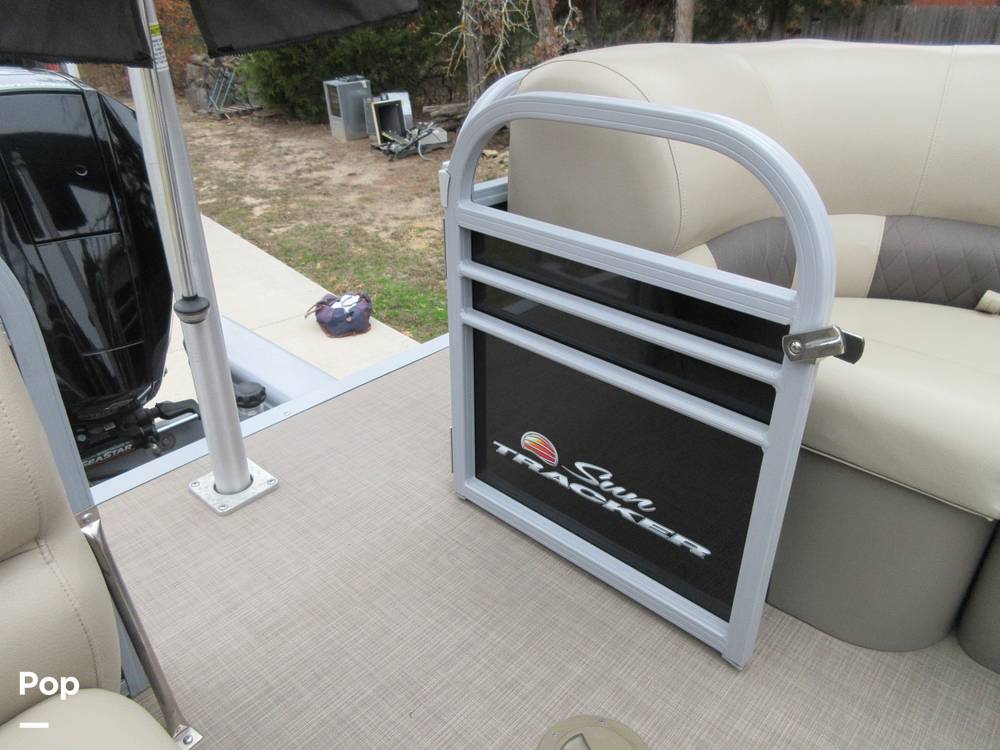 Slide: The Image of Sun Tracker Party Barge 24 DLX XP3 2020 - 14991552