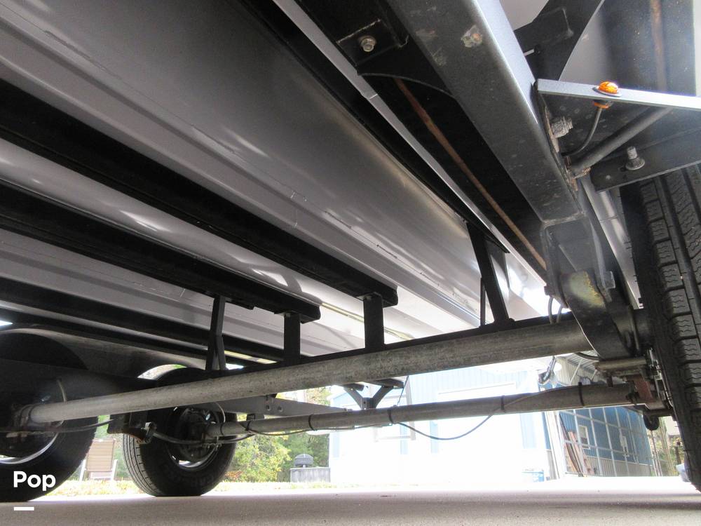 Slide: The Image of Sun Tracker Party Barge 24 DLX XP3 2020 - 14991425