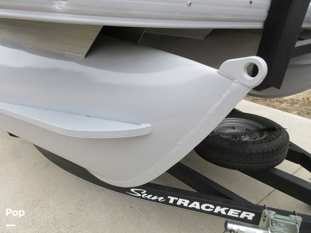 Slide: The Image of Sun Tracker Party Barge 24 DLX XP3 2020 - 14991394
