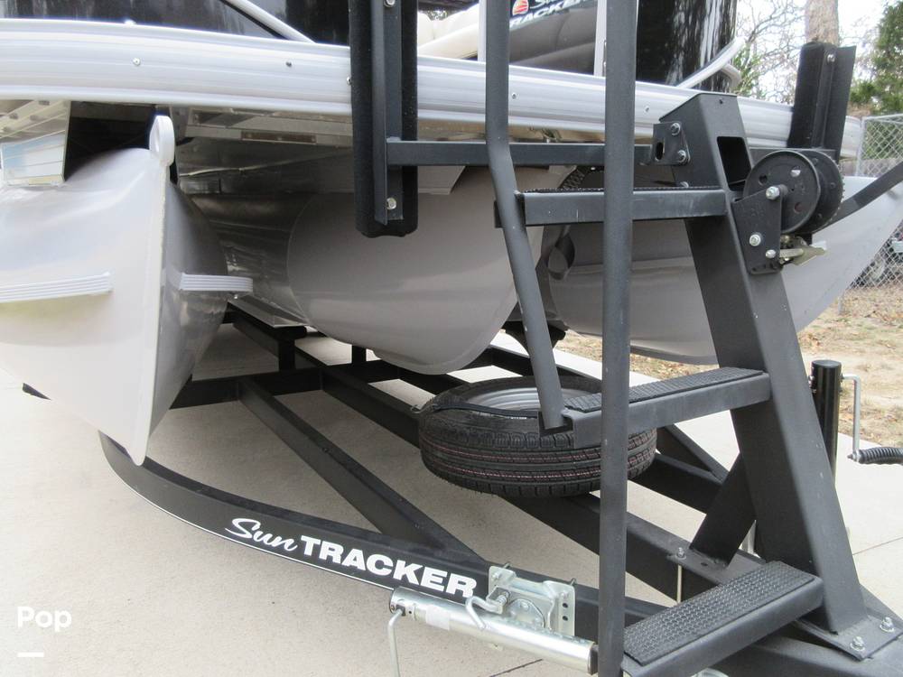 Slide: The Image of Sun Tracker Party Barge 24 DLX XP3 2020 - 14991395