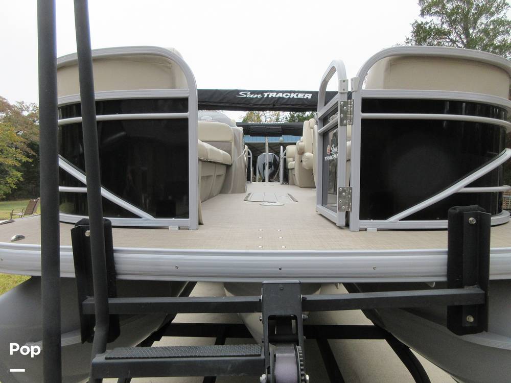 Slide: The Image of Sun Tracker Party Barge 24 DLX XP3 2020 - 14991403