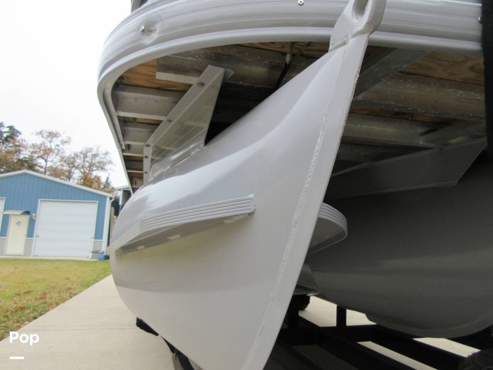 Slide: The Image of Sun Tracker Party Barge 24 DLX XP3 2020 - 14991407