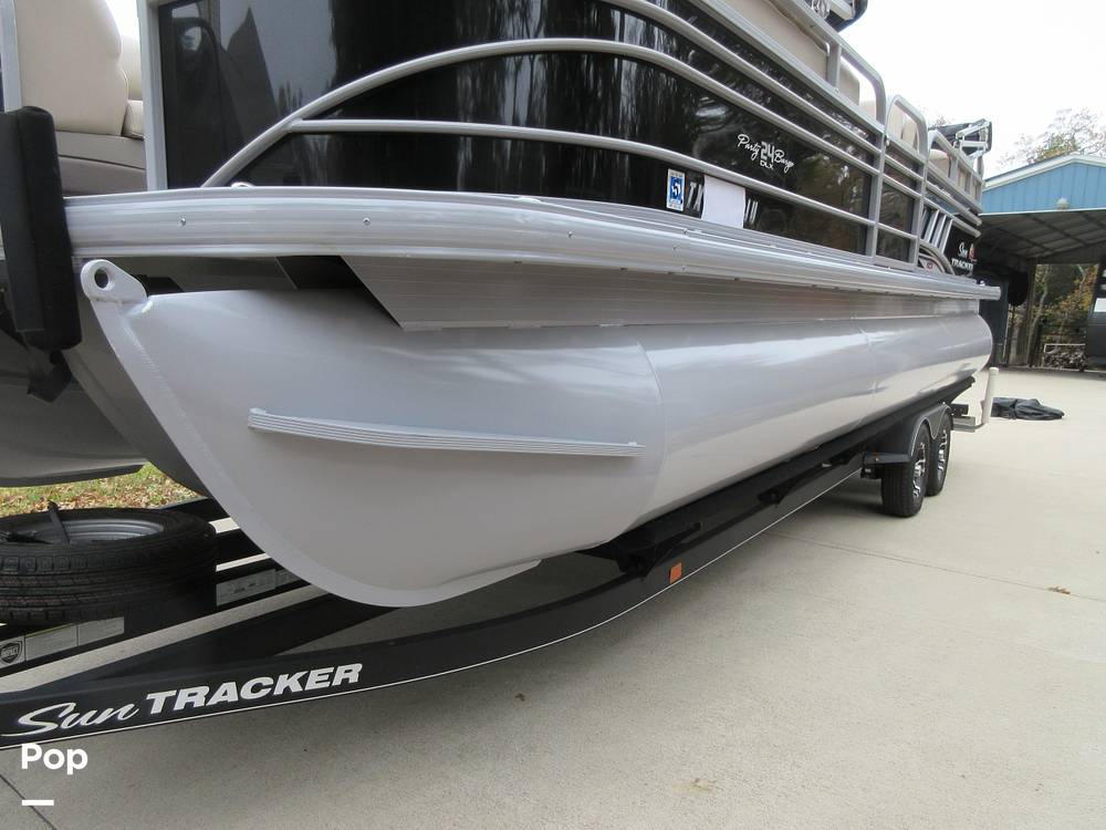 Slide: The Image of Sun Tracker Party Barge 24 DLX XP3 2020 - 14991409