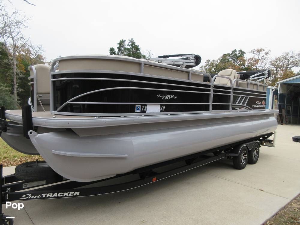 Slide: The Image of Sun Tracker Party Barge 24 DLX XP3 2020 - 14991411