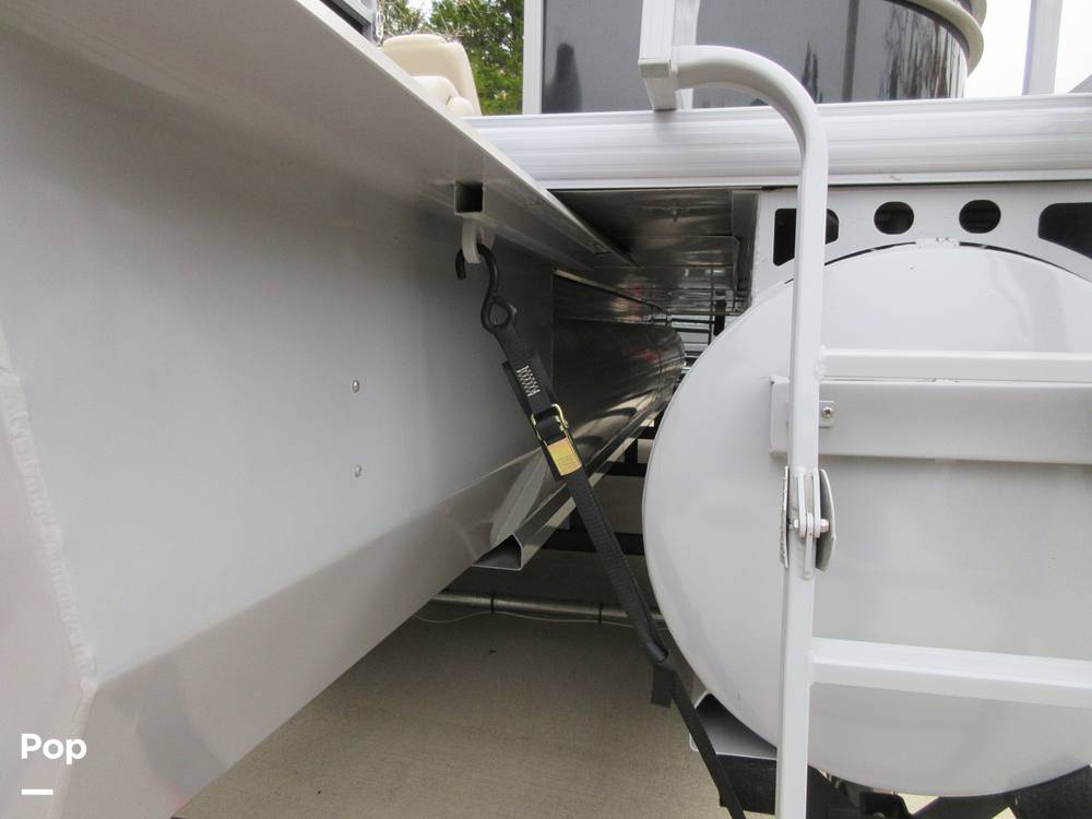 Slide: The Image of Sun Tracker Party Barge 24 DLX XP3 2020 - 14991430