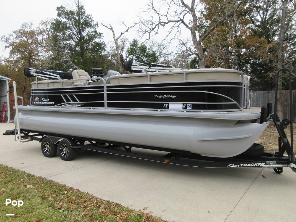 Slide: The Image of Sun Tracker Party Barge 24 DLX XP3 2020 - 14991454