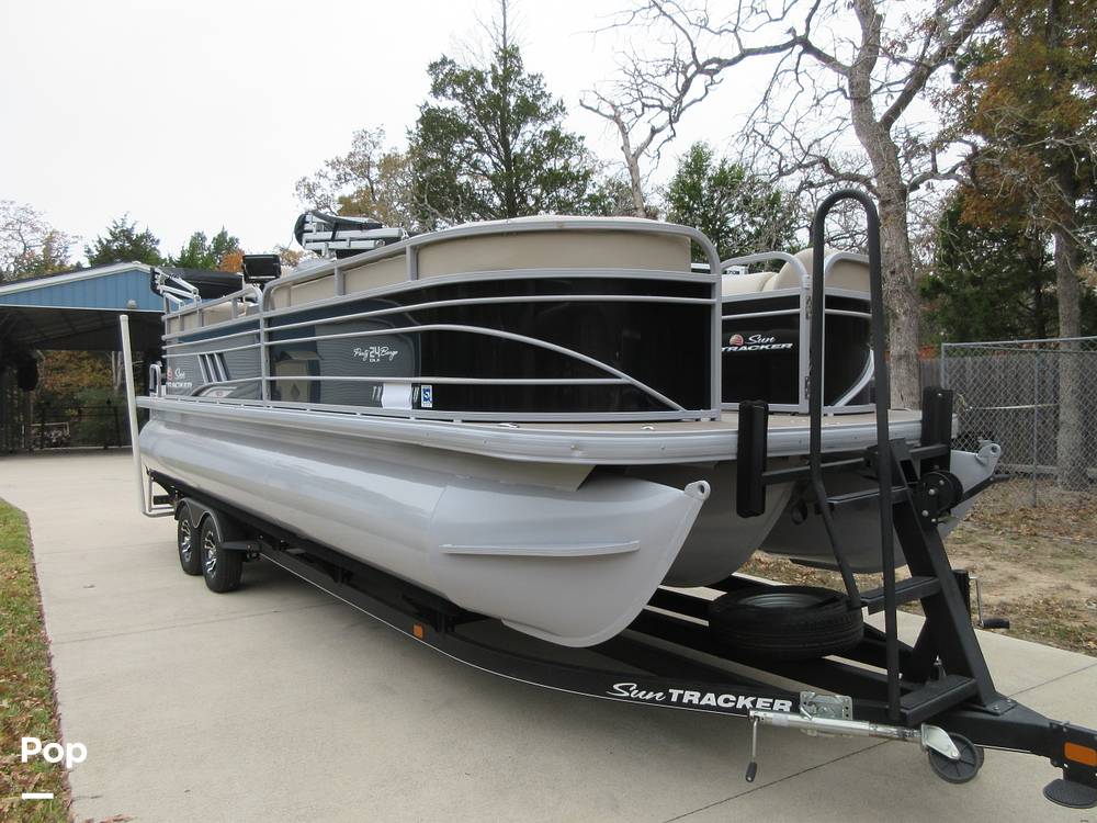 Slide: The Image of Sun Tracker Party Barge 24 DLX XP3 2020 - 14991455