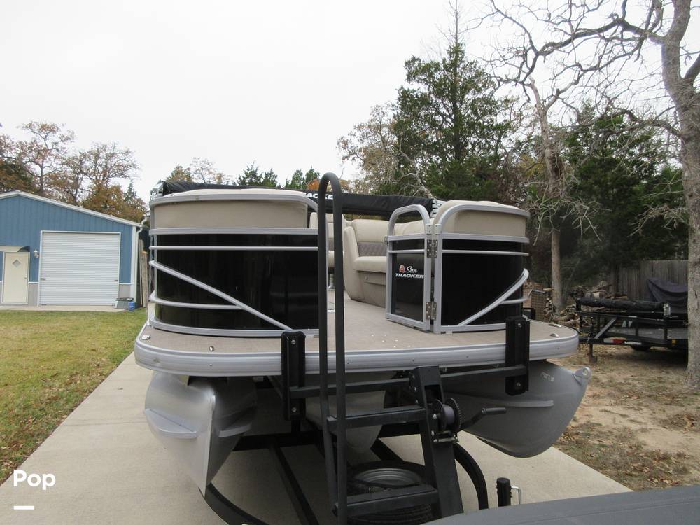 Slide: The Image of Sun Tracker Party Barge 24 DLX XP3 2020 - 14991456