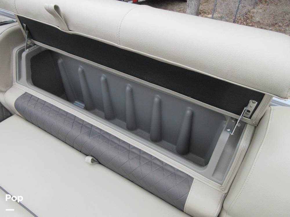 Slide: The Image of Sun Tracker Party Barge 24 DLX XP3 2020 - 14991485