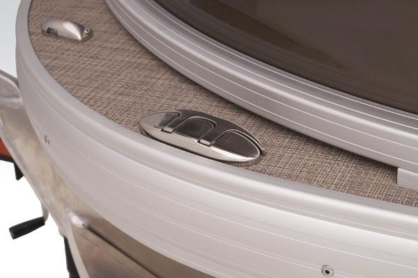 Slide: The Image of Sun Tracker SportFish 20 DLX 2023 - 23