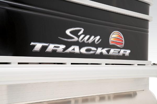 Slide: The Image of Sun Tracker SportFish 22 DLX 2025 - 18