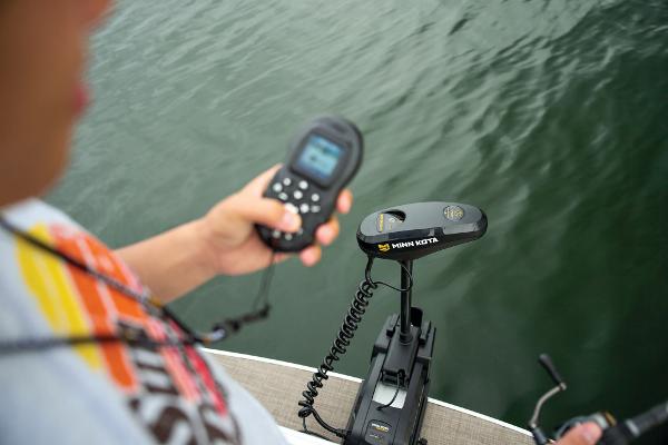 Slide: The Image of Sun Tracker SportFish 22 DLX 2025 - 73