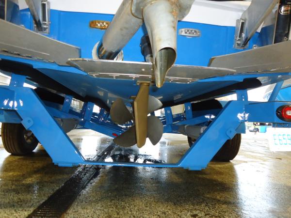Slide: The Image of 2022 Supra SA 450 boat propeller and undercarriage close-up. - 18