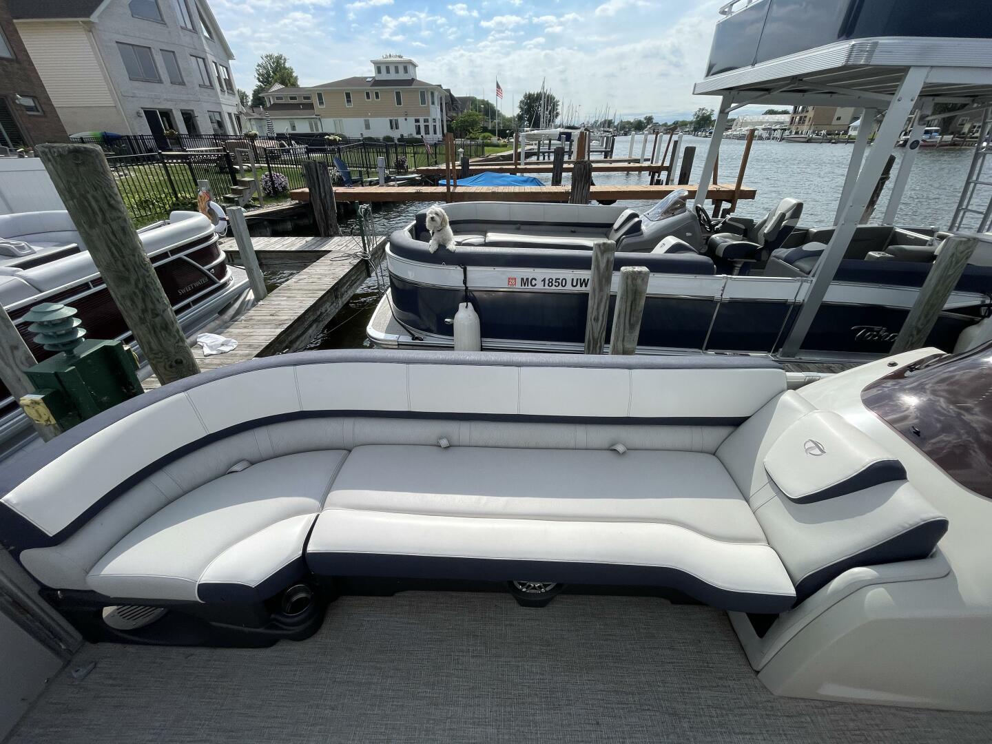 Slide: The Image of Tahoe Cascade 2585 Funship 2023 - 4905100