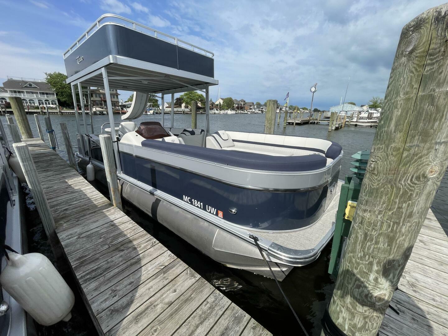 Slide: The Image of Tahoe Cascade 2585 Funship 2023 - 4905096