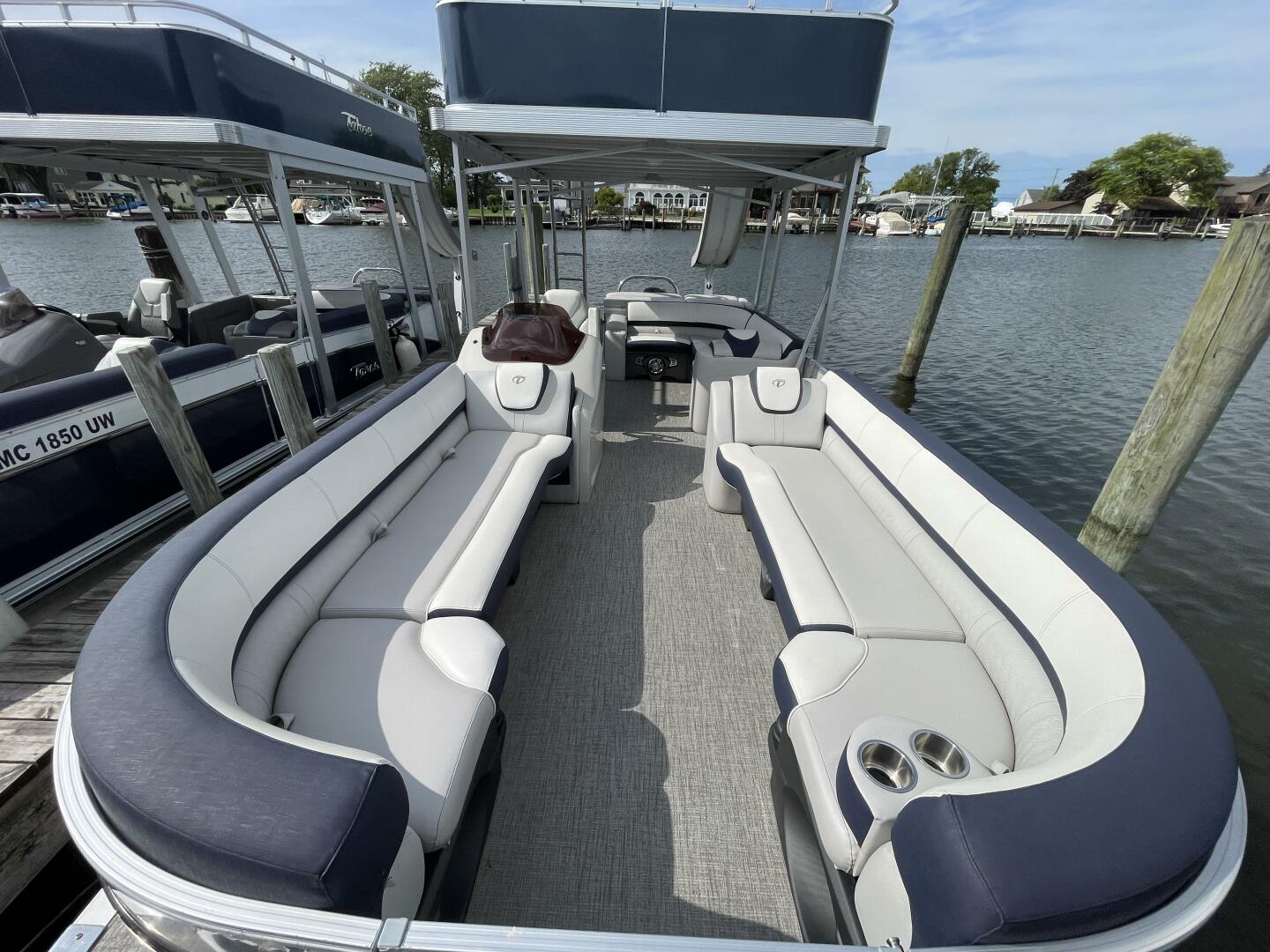 Slide: The Image of Tahoe Cascade 2585 Funship 2023 - 4905099