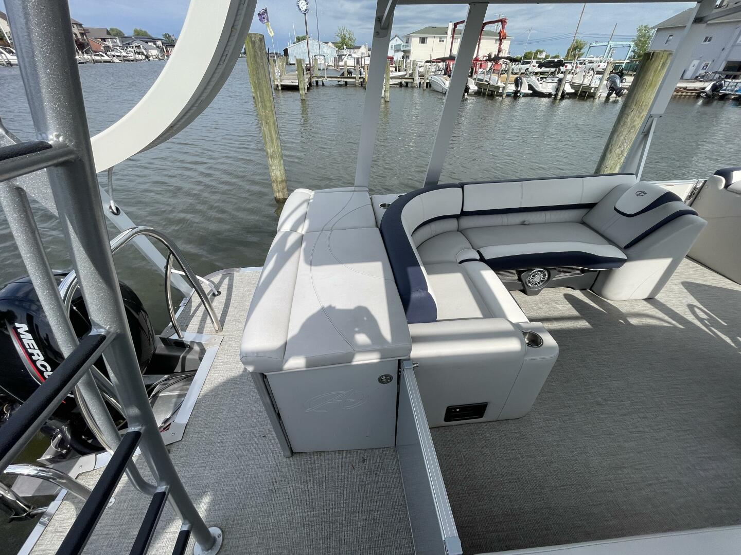 Slide: The Image of Tahoe Cascade 2585 Funship 2023 - 4905093