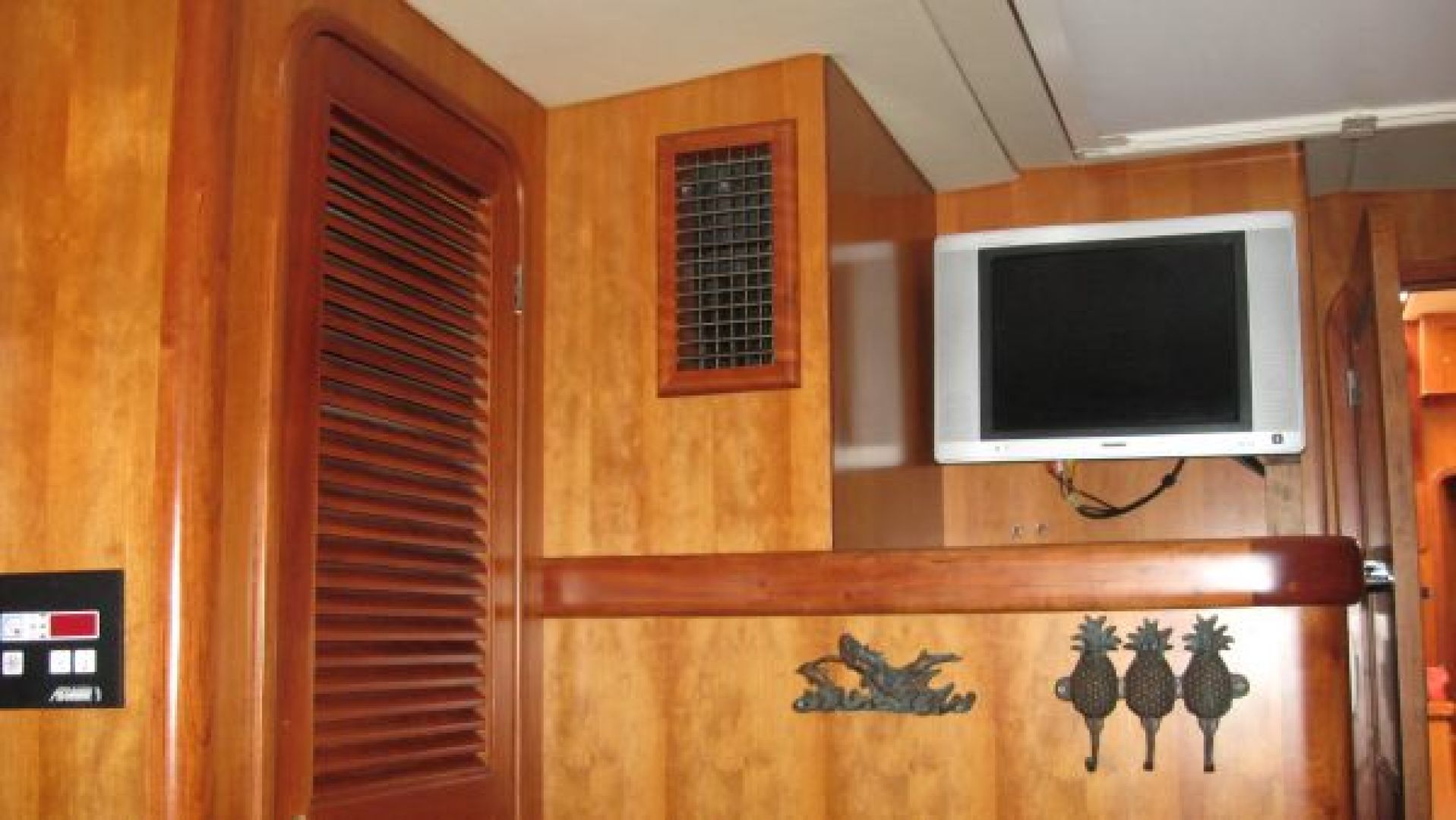Slide: The Image of Guest Cabin Entertainment - locker - 1110929