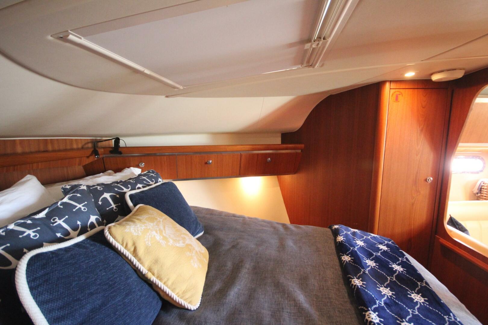 Slide: The Image of Tiara 3600 Sovran 2004 - 5507373