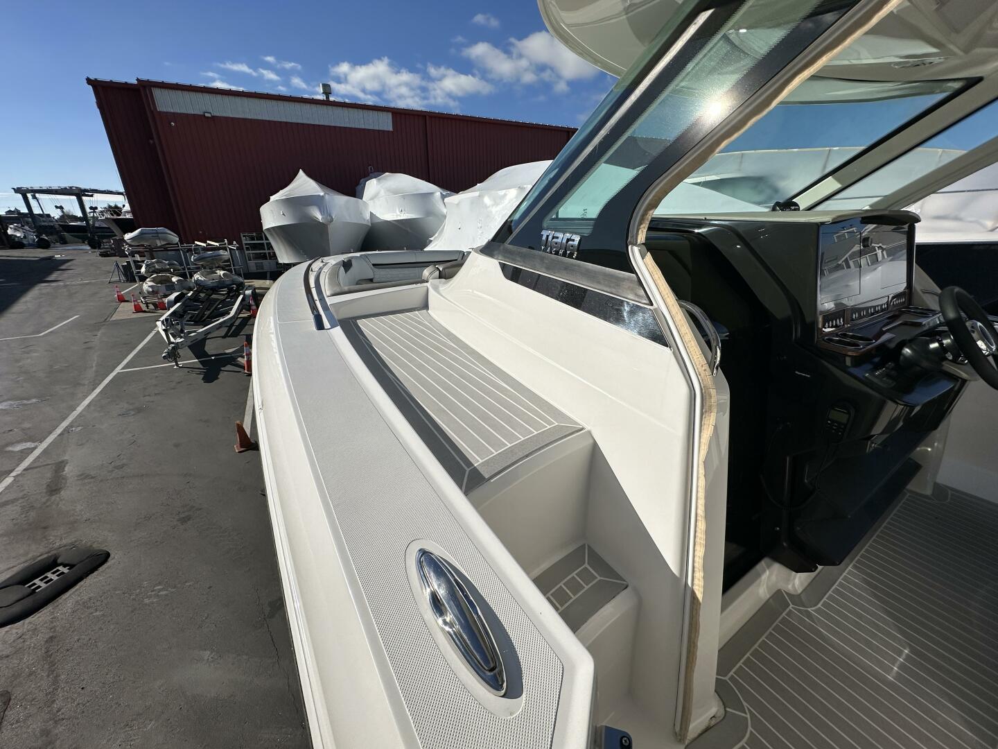 Slide: The Image of Tiara 38 2022 - 5236981