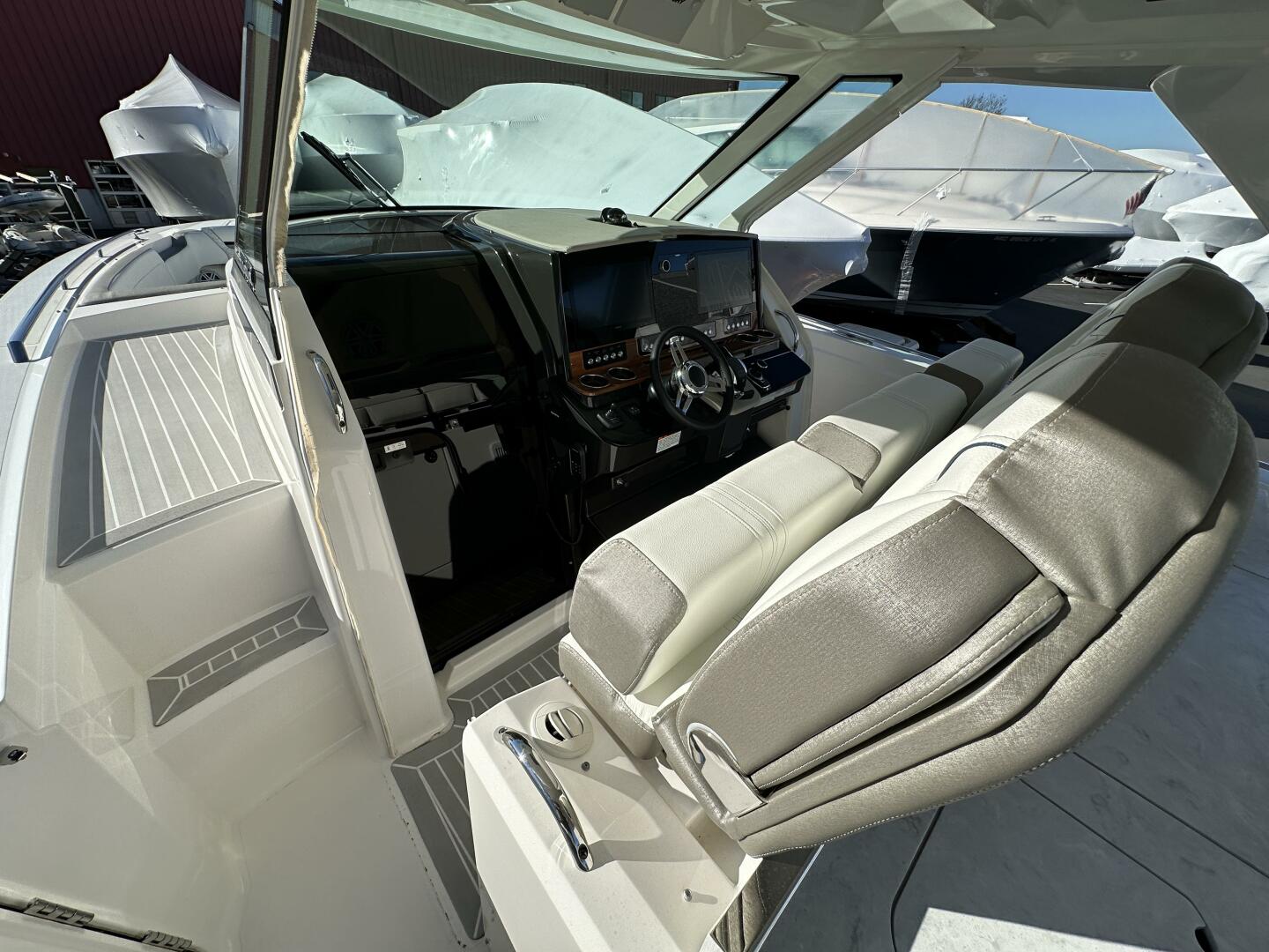 Slide: The Image of Tiara 38 2022 - 5236986