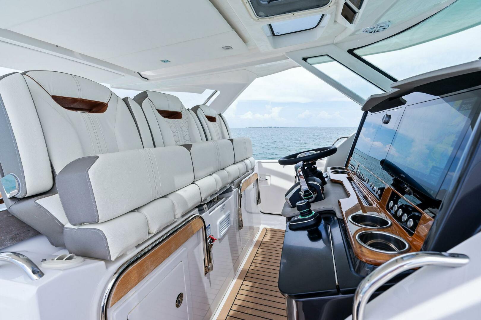 Slide: The Image of 2023 Tiara Yachts 38 LS - 5415499