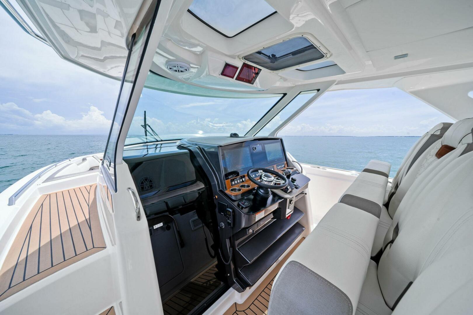 Slide: The Image of 2023 Tiara Yachts 38 LS - 5415514
