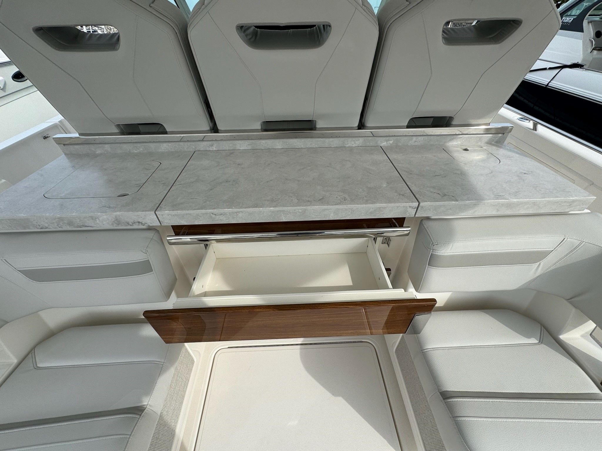 Slide: The Image of Tiara 38 LS 2025 - 15