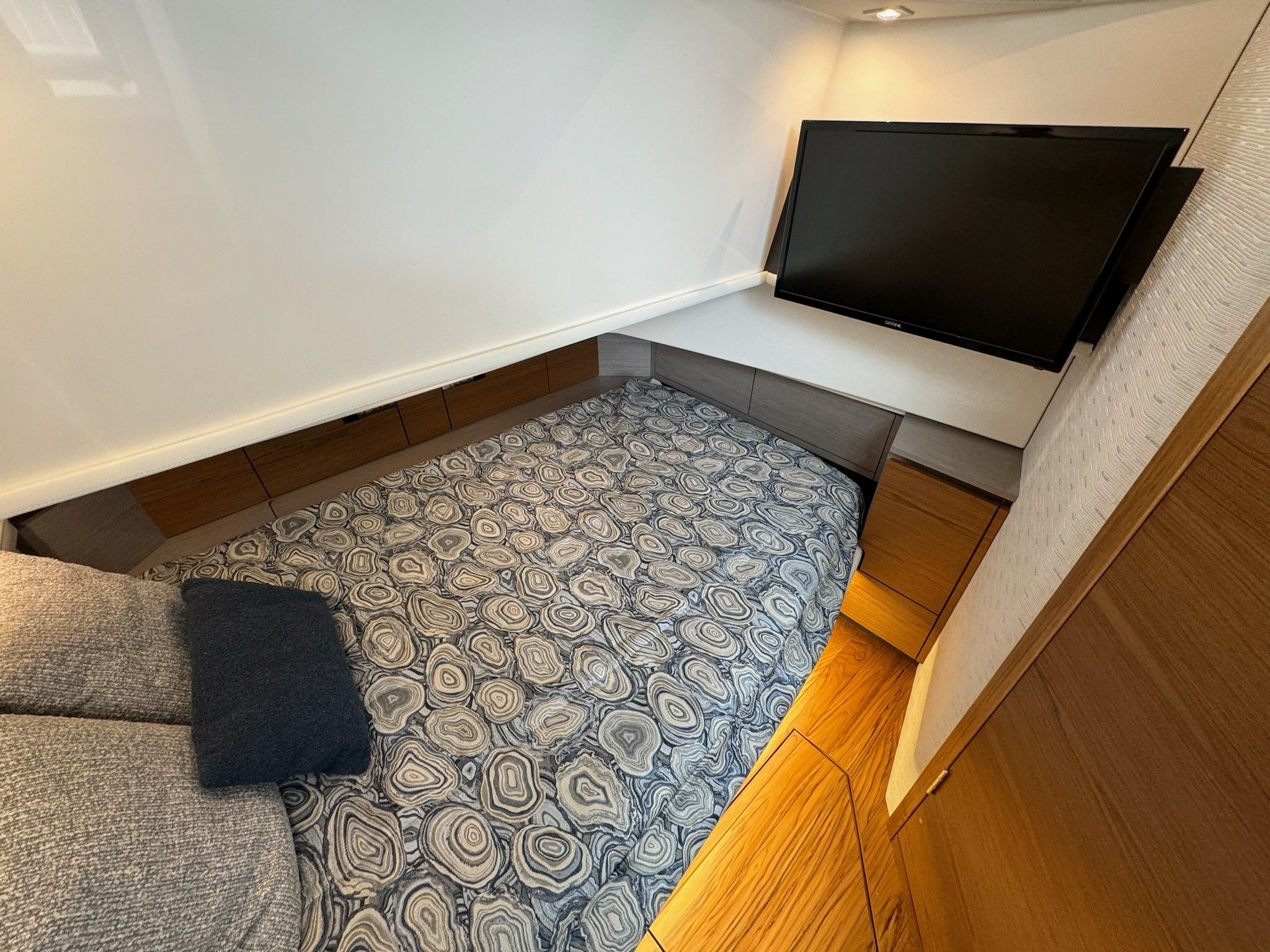 Slide: The Image of Tiara 38 LS 2025 - 42