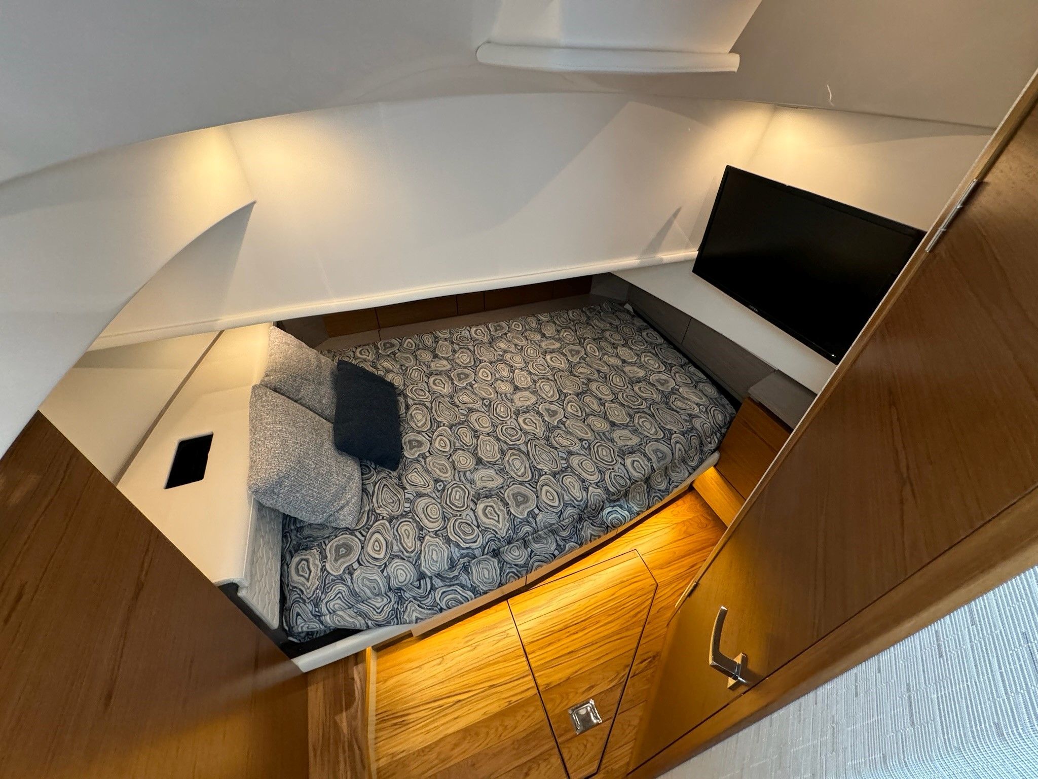 Slide: The Image of Tiara 38 LS 2025 - 43