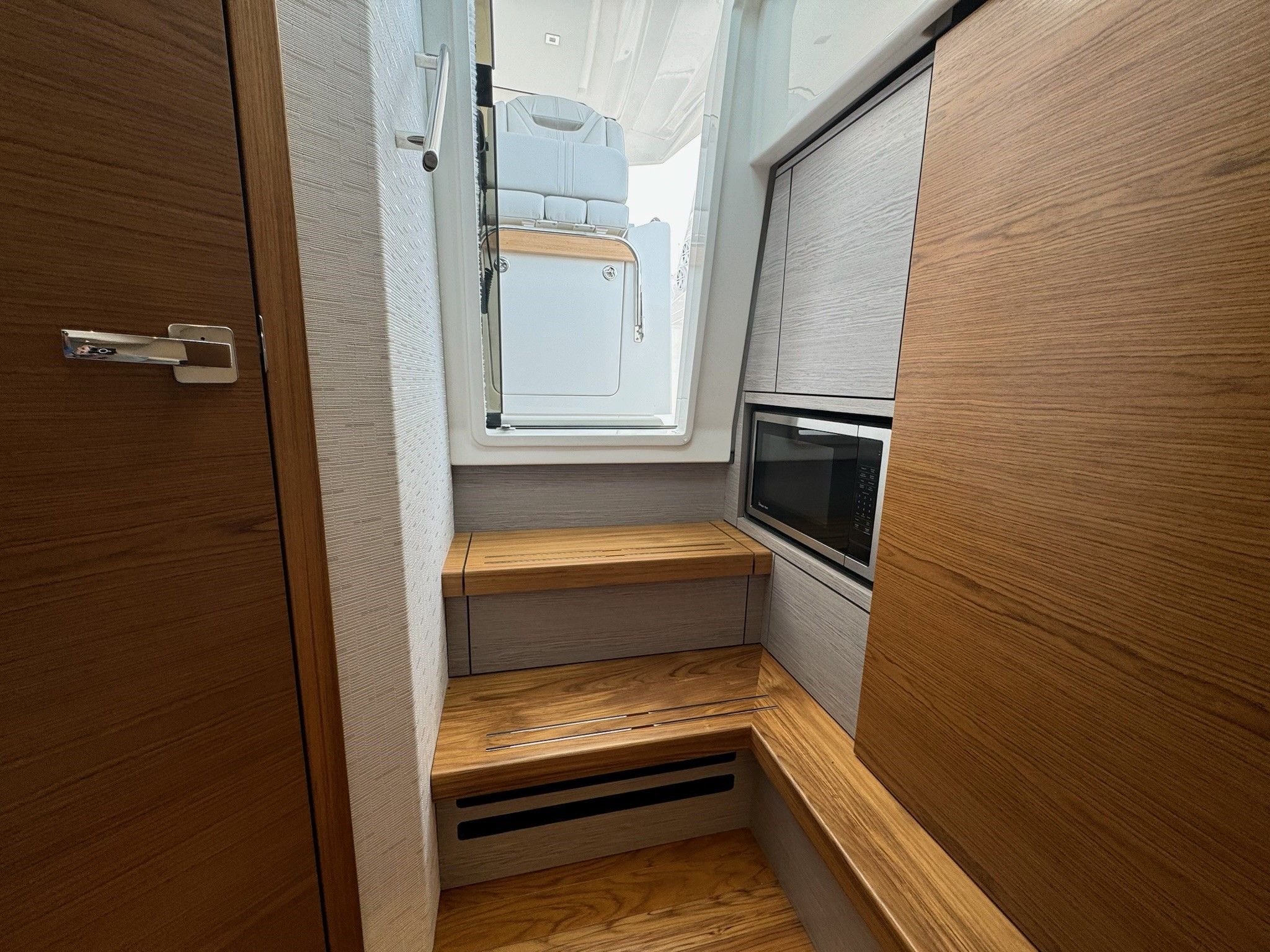 Slide: The Image of Tiara 38 LS 2025 - 44