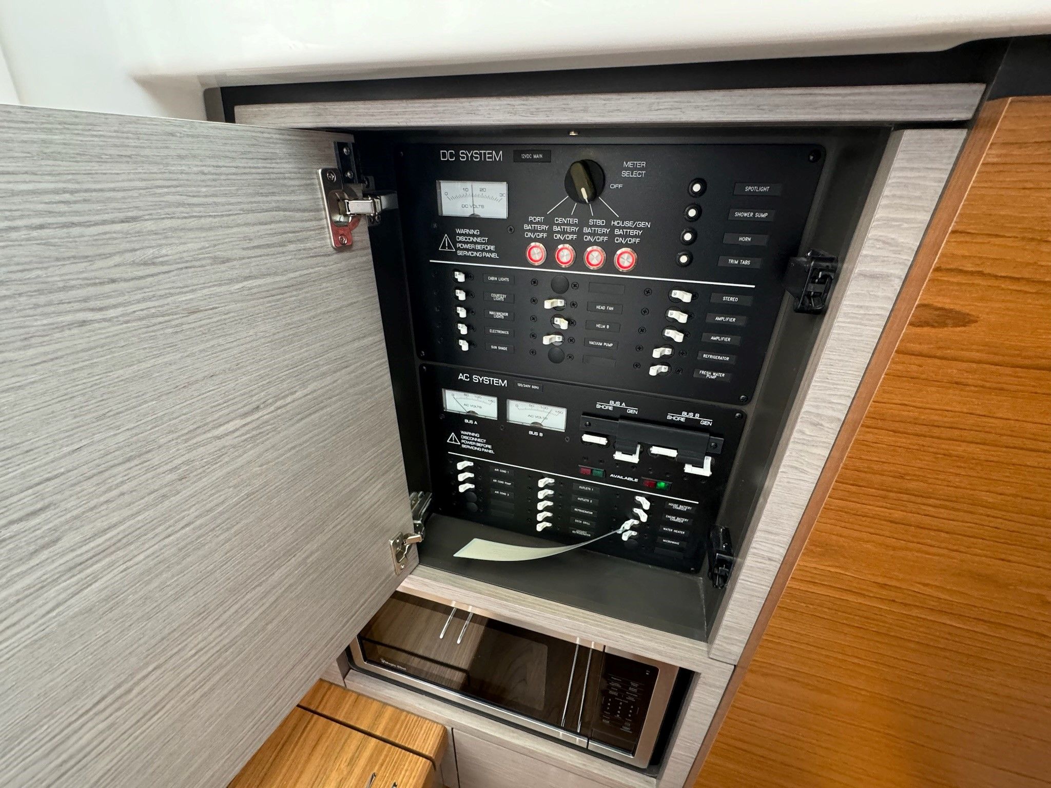 Slide: The Image of Tiara 38 LS 2025 - 46