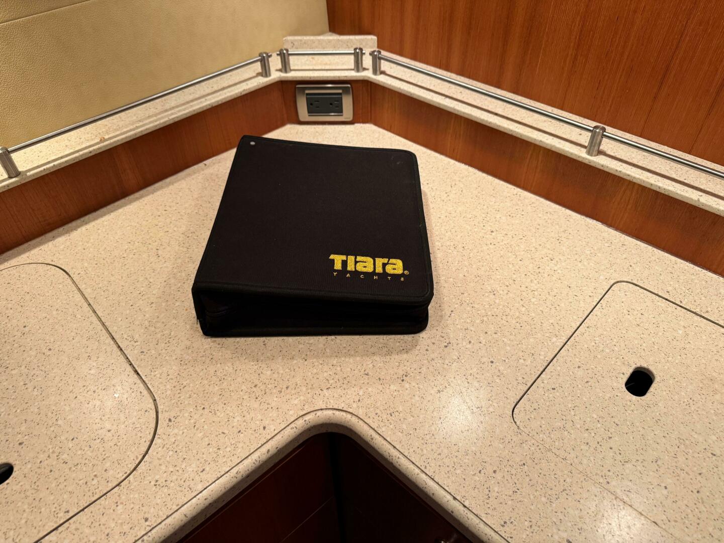 Slide: The Image of Tiara 4300 Sovran 2006 - 5230860